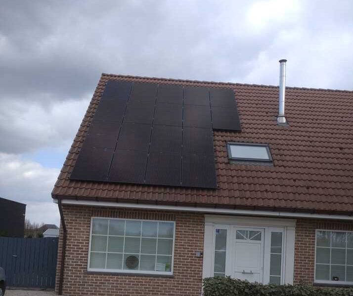 Realisatie 18x REC zonnepanelen 320 Wp monokristallijn Full Black met Huawei omvormer 4.6KTL+ Luna batterij 5 KW te Erpe