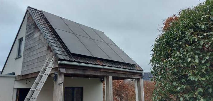 Realisatie 11x REC zonnepanelen 400 Wp monokristallijn Full Black met Huawei omvormer 4.0KTL te Zottegem (1)