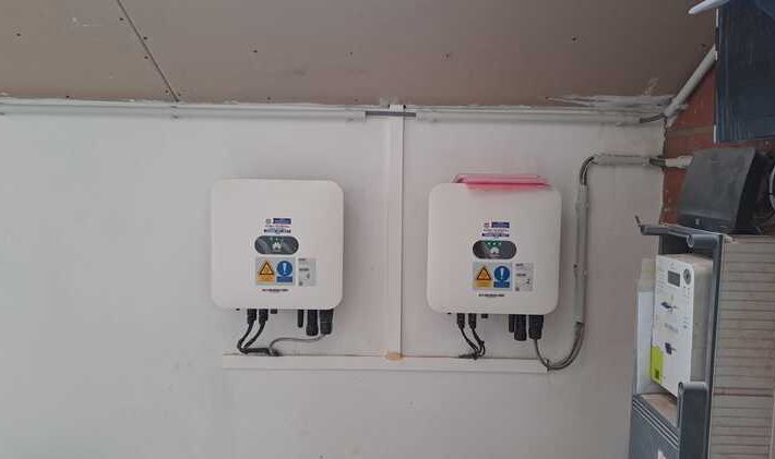 22x REC zonnepanelen 405 Wp monokristallijn FULL Black met 2x Huawei omvormer 4.6KTL te Bois Des Lessines gerealiseerd.